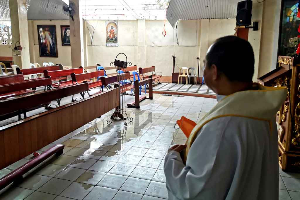 Umat Kristiani di seluruh dunia tengah merayakan Natal 2021, 25 Desember 2021. Namun perayaan kali ini tidak semeriah pada tahun-tahun sebelum pandemi covid-19 melanda. Apalagi bagi korban topan Rai Filipina. Mereka merayakan Natal dengan penuh kesedihan.