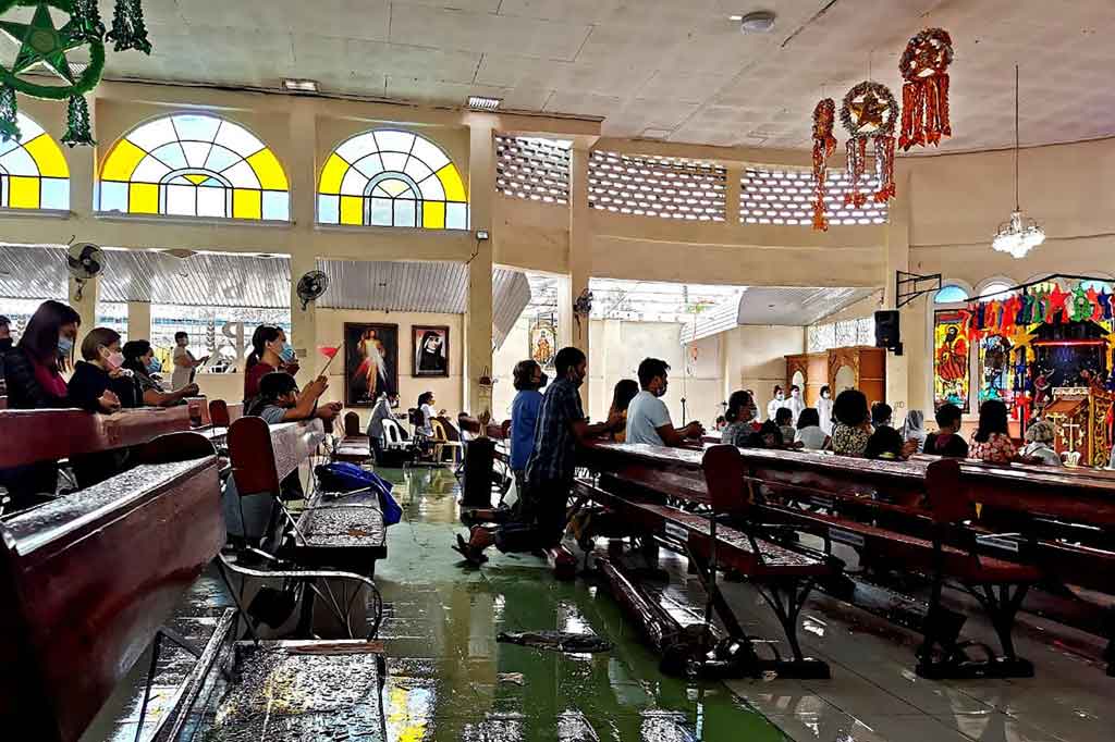 Seperti terlihat di Alegria, Provinsi Surigao del Norte yang porak-poranda dilanda topan Rai. Umat Katolik menghadiri misa Natal di gereja yang hancur diterjang topan terkuat yang melanda Filipina tahun ini.
