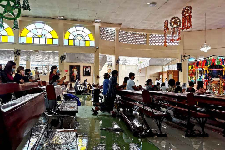 Seperti terlihat di Alegria, Provinsi Surigao del Norte yang porak-poranda dilanda topan Rai. Umat Katolik menghadiri misa Natal di gereja yang hancur diterjang topan terkuat yang melanda Filipina tahun ini.
