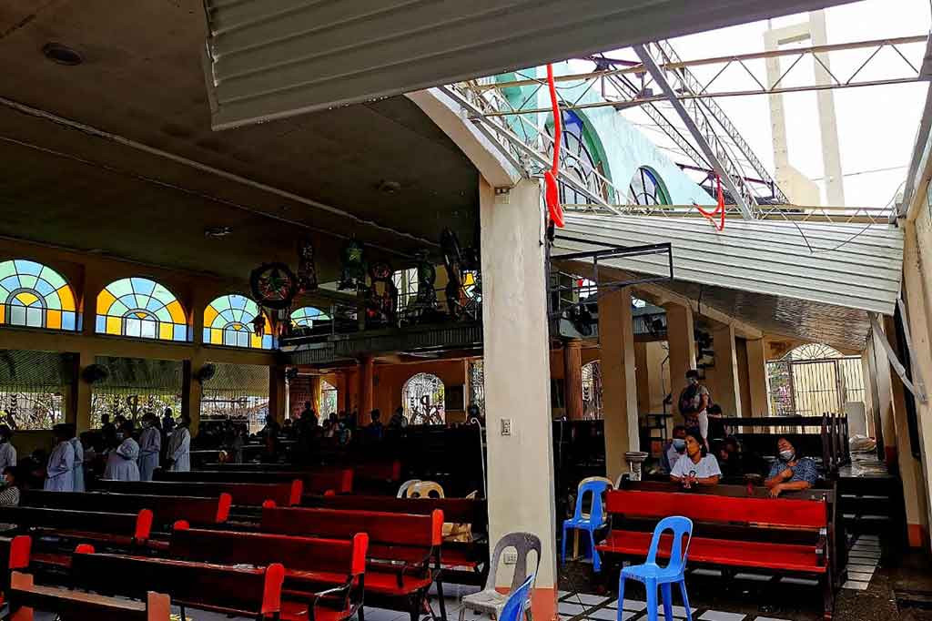 Meski dengan keserhanaan dan penuh keterbatasan, mereka tetap merayakan Natal dengan menuh khidmat. Terlihat umat Katolik menghadiri Misa Natal di sebuah gereja yang atapnya terkoyak diterjang topan Rai.