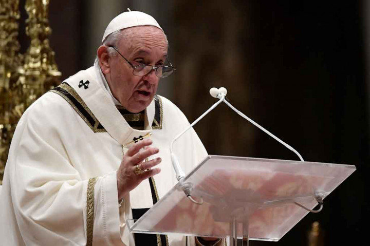 Paus Fransiskus menyerukan lebih banyak solidaritas dengan mereka yang hidup dalam kemiskinan ketika ia merayakan misa di Roma, di depan jemaat bermasker sekitar 2.000 orang, Jumat, 24 Desember 2021 waktu setempat. 