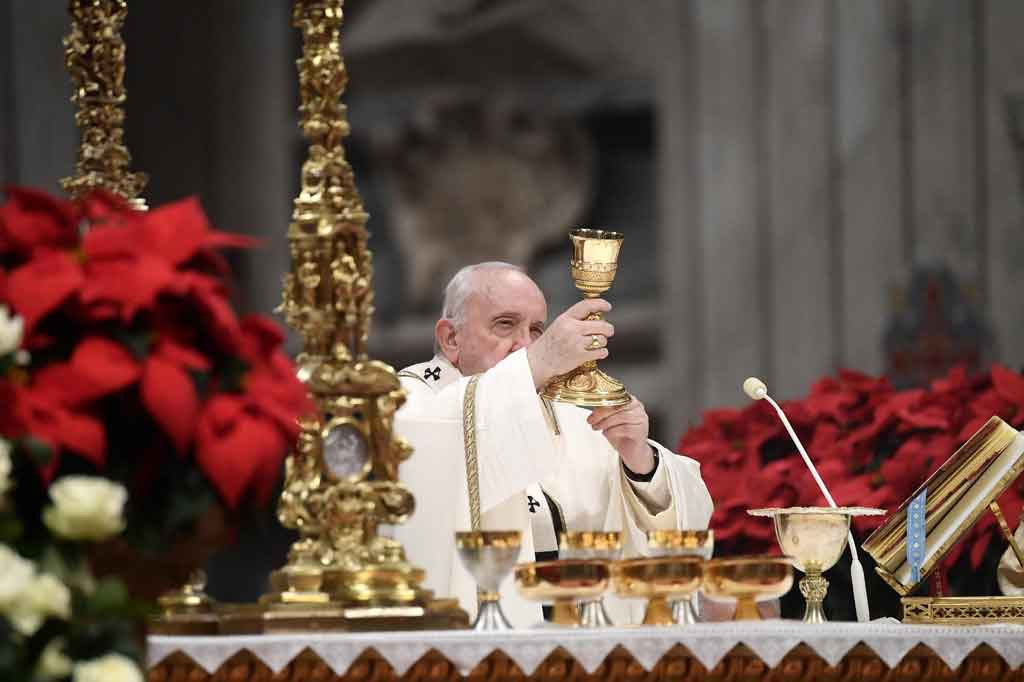 Sekitar 2.000 umat Katolik dan 200 tokoh agama menghadiri misa malam Natal, mengenakan masker wajah dan menghormati jarak sosial sebagai bagian dari tindakan melawan virus korona. Tahun lalu, hanya sekitar 200 orang -- sebagian besar pegawai Vatikan -- yang hadir dalam misa Natal. 