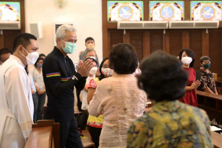 Tiga tempat yang disambangi Ganjar saat gowes antara lain Gereja Katolik St Theresia Bongsari, Gereja SMA Kolese Loyola, dan Gereja Santo Franciscus Xaverius Kebon Dalem. Suasana Misa Natal di tiga gereja tersebut berlangsung dengan penuh sukacita dan penuh ketaatan protokol kesehatan.