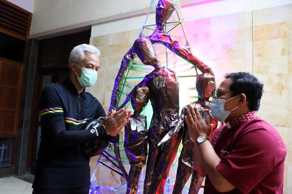 Seperti yang terlihat saat Ganjar tiba Gereja Katolik St Theresia Bongsari. Secara singkat, Ganjar mendapatkan penjelasan mengenai instalasi yang menyerupai empat tubuh manusia. Tubuh-tubuh yang terlihat tidak utuh menggambarkan keluarga yang tidak utuh atau kesulitan karena pandemi. Seperti yang tertulis dalam deskripsi di sebelahnya.