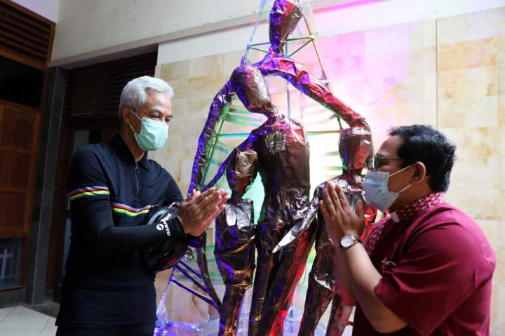 Seperti yang terlihat saat Ganjar tiba Gereja Katolik St Theresia Bongsari. Secara singkat, Ganjar mendapatkan penjelasan mengenai instalasi yang menyerupai empat tubuh manusia. Tubuh-tubuh yang terlihat tidak utuh menggambarkan keluarga yang tidak utuh atau kesulitan karena pandemi. Seperti yang tertulis dalam deskripsi di sebelahnya.