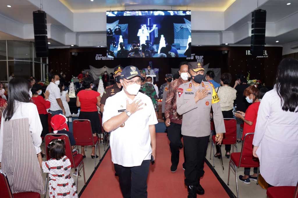 Gubernur Provinsi Bangka Belitung (Babel) Erzaldi Rosman pelaksanaan ibadah Natal di sejumlah gereja, Sabtu, 25 Desember 2021. Erzaldi Rosman memastikan seluruh gereja tertib menerapkan Protokol kesehatan (Prokes) dan mewajibkan seluruh jamaah yang beribadah sudah di vaksin.