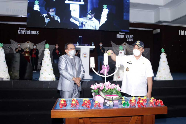 Gubernur mengatakan, dari penyisirannya semua gereja yang didatangi sudah melaksanakan protokol kesehatan dengan baik. Mulai dari kewajiban memakai masker, penyediaan sarana cuci tangan, penyediaan satgas untuk pengecekan suhu badan, hingga pengaturan jarak antar jemaat.