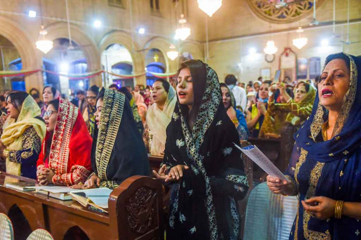 Umat Kristiani berdoa di Gereja Saint Andrew saat perayaan Natal 2021 di Karachi, Pakistan, Jumat, .