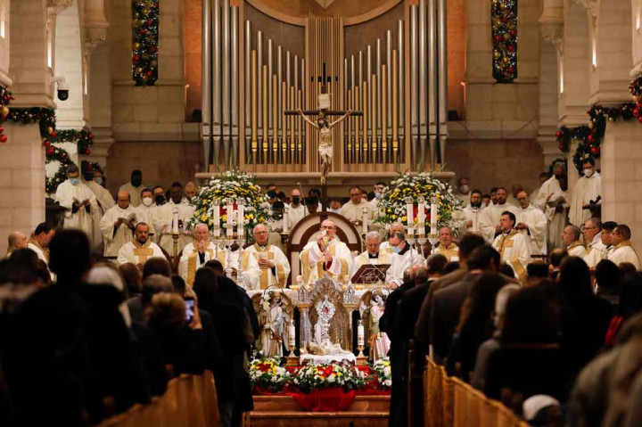 Misa tengah malam Natal di Gereja Saint Catherine, di Gereja Kelahiran, Betlehem, Tepi Barat, Sabtu, 25 Desember 2021.
