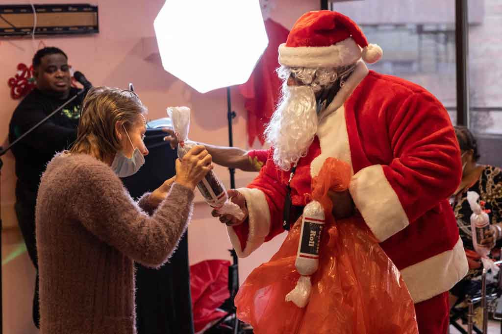 Sinterklas memberikan hadiah kepada penghuni panti jompo di Crown Heights Center for Nursing and Rehabilitation di Brooklyn, New York pada Jumat, 24 Desember 2021 waktu setempat.