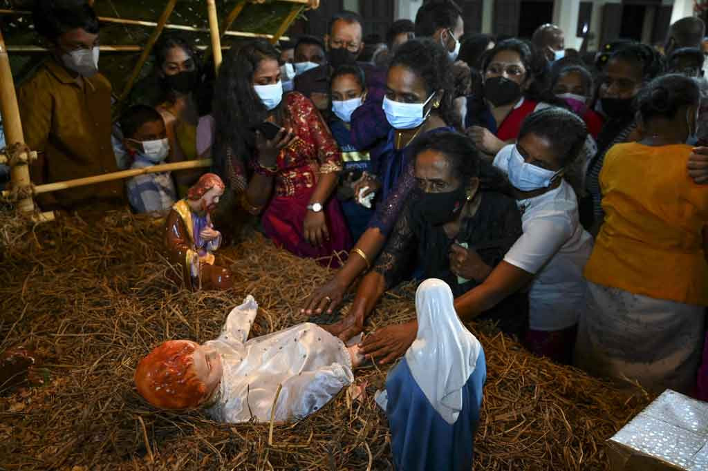 Umat Kristen saat misa Natal di Basilika Our Lady of Lanka di Ragama, Sri Lanka pada Sabtu, 25 Desember 2021.