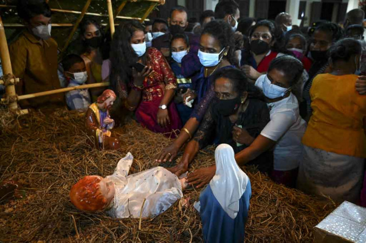 Umat Kristen saat misa Natal di Basilika Our Lady of Lanka di Ragama, Sri Lanka pada Sabtu, 25 Desember 2021.
