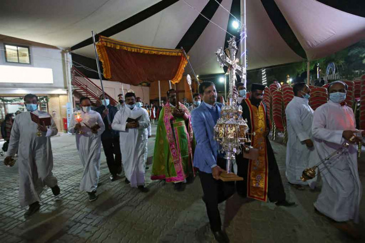 Umat Kristiani menghadiri misa Natal di National Evangelical Church di Kuwait City, pada Jumat 24 Desember 2021.