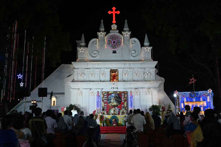 Umat Kristiani berdoa di Gereja Our Lady of Light pada Malam Natal di Chennai, India, Jumat, 24 Desember 2021.