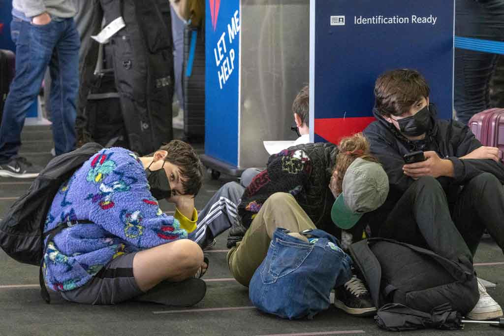 Pelancong mengantre di check-in Delta Airlines di Bandara Internasional Los Angeles, Los Angeles, California, pada Kamis, 23, Desember 2021 waktu setempat.