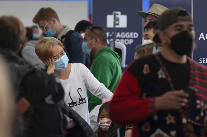 Lebih dari 4.500 penerbangan dibatalkan di seluruh dunia dan ribuan lainnya ditunda karena varian Omicron yang sangat menular mengganggu perjalanan liburan pada hari Sabtu, 25 Desember 2021. Hal tersebut menurut situs web pelacakan Flightaware.