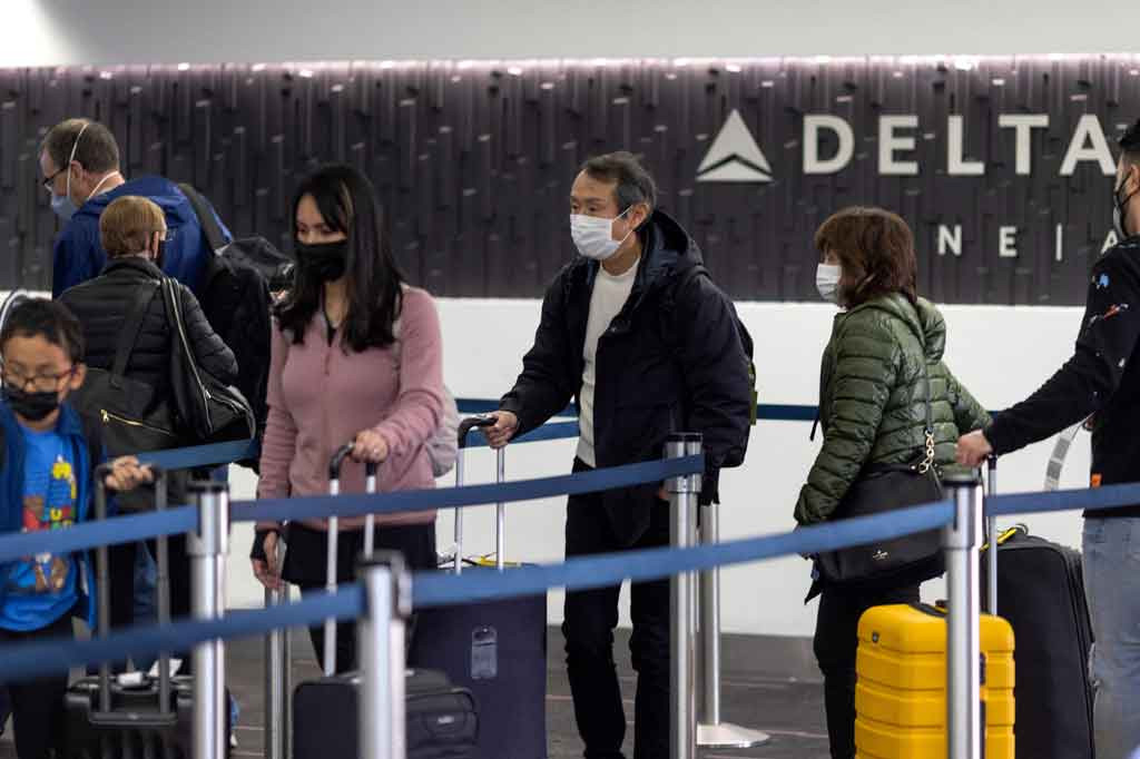 Menurut Flightaware.com, setidaknya 2.000 penerbangan dibatalkan di seluruh dunia pada Hari Natal, termasuk sekitar 700 yang berasal dari atau menuju ke bandara AS, dengan lebih dari 1.500 penundaan pada 0720 GMT.