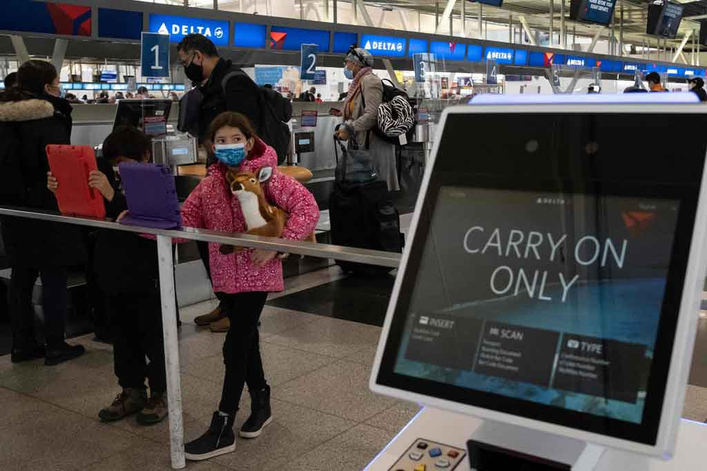 Pada hari Jumat, 24 Desember 2021 ada sekitar 2.400 pembatalan dan hampir 11.000 penundaan. Situs tersebut juga melaporkan lebih dari 600 pembatalan untuk hari Minggu, 26 Desember 2021.