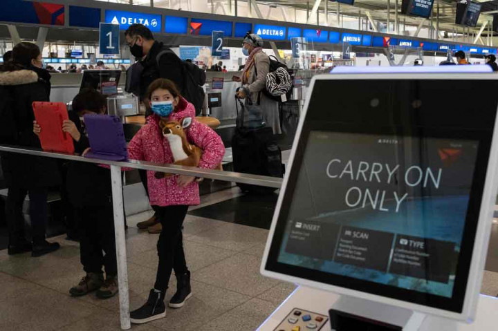 Pada hari Jumat, 24 Desember 2021 ada sekitar 2.400 pembatalan dan hampir 11.000 penundaan. Situs tersebut juga melaporkan lebih dari 600 pembatalan untuk hari Minggu, 26 Desember 2021.