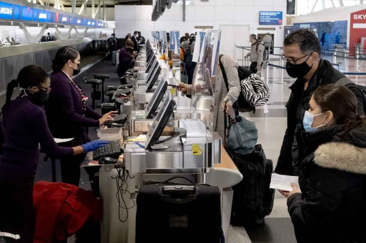 Pilot, pramugari, dan staf lain telah dipanggil sakit atau harus dikarantina setelah terpapar Covid, memaksa Lufthansa, Delta, United Airlines, dan banyak maskapai lain untuk membatalkan penerbangan selama salah satu periode perjalanan puncak tahun ini.