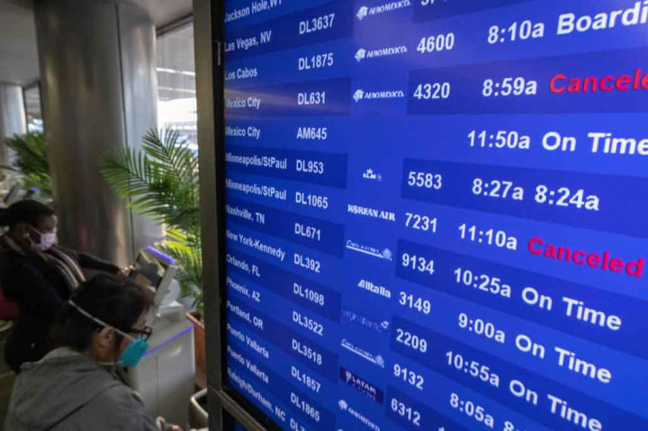 Data Flightaware menunjukkan United membatalkan sekitar 200 penerbangan pada hari Jumat dan Sabtu, atau 10 persen dari yang dijadwalkan.