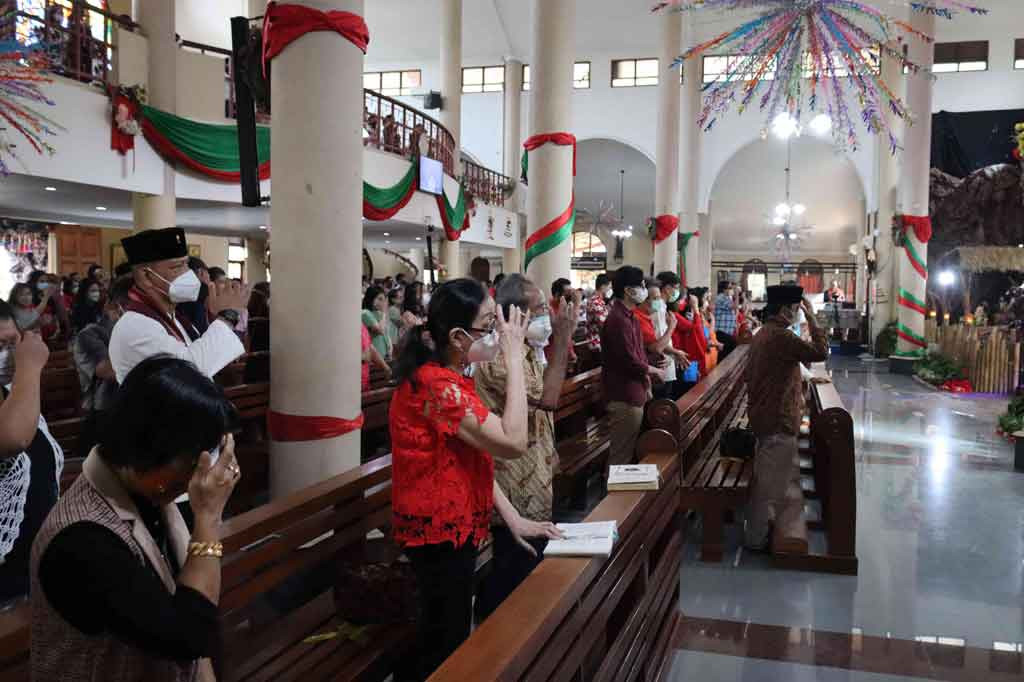 Sementara itu pelaksanaan ibadah sendiri berlangsung aman dan khidmat dengan menerapkan protokol kesehatan. Jemaat mengenakan masker dan duduk dengan diberi jarak.