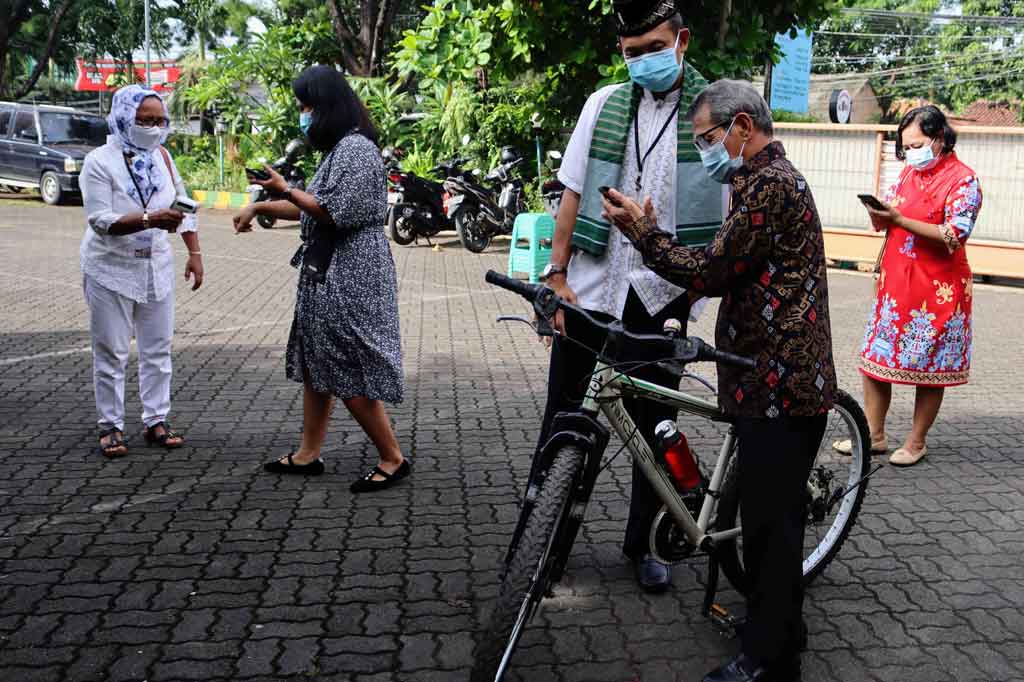 Panitia laki-laki tampak mengenakan kemeja putih, celana bahan, kopiah, dan tidak lupa mengalungkan sarung. Sementara panitia perempuan mengenakan kebaya. Tidak ketinggalan, sejumlah dekorasi di dalam gereja juga bernuansa Betawi.