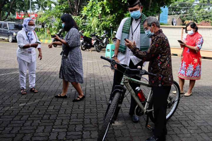 Panitia laki-laki tampak mengenakan kemeja putih, celana bahan, kopiah, dan tidak lupa mengalungkan sarung. Sementara panitia perempuan mengenakan kebaya. Tidak ketinggalan, sejumlah dekorasi di dalam gereja juga bernuansa Betawi.