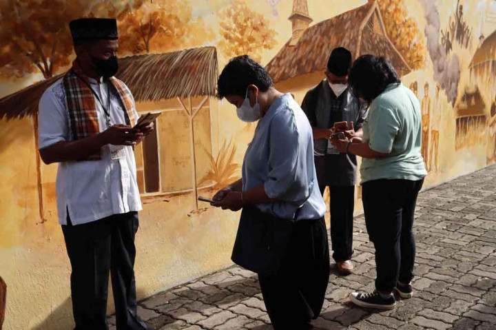 Ada yang berbeda dalam pelaksanaan ibadah misa Natal di Gereja Santo Servatius, Kampung Sawah, Bekasi, Jawa Barat, Sabtu, 25 Desember 2021. Para panitia yang membantu prosesi ibadah mengenakan pakaian khas Betawi.