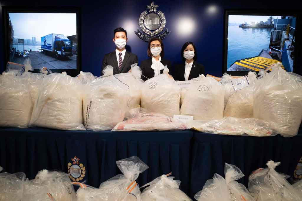 Dari kiri: Pejabat pengawas biro narkotika Polisi Hong Kong Cheung Cho-kin, kepala pengawas Ng Wing-sze, dan kepala inspektur Ip Sau-lan saat konferensi pers tentang pengungkapan narkoba jenis ketamin di markas polisi di Hong Kong pada Sabtu, 25 Desember 2021.