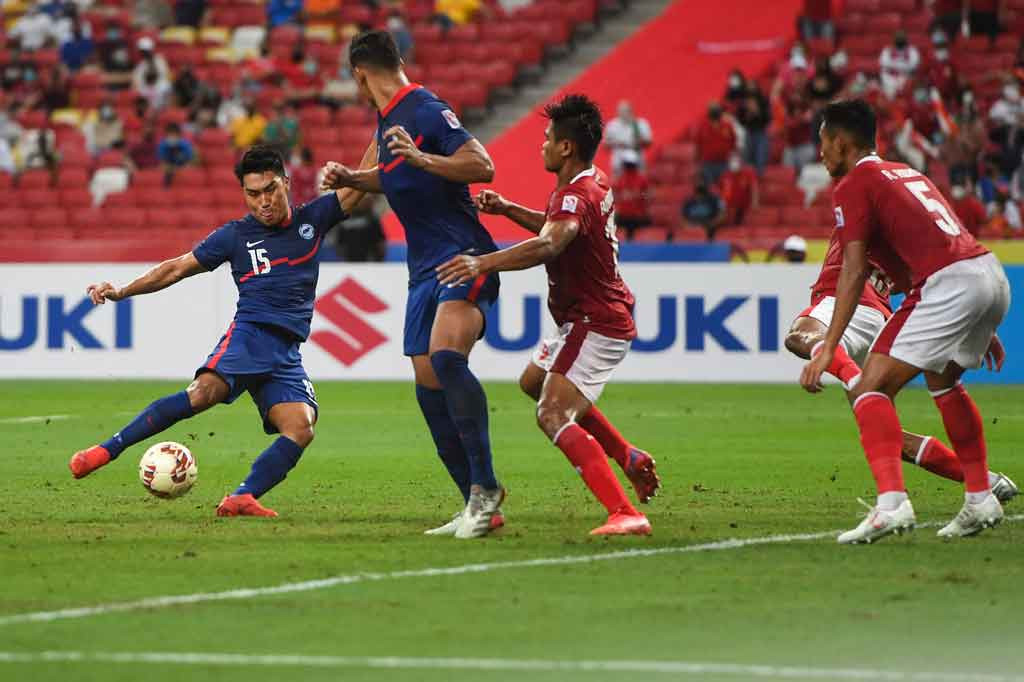 Singapura akhirnya berhasil menyamakan kedudukan memanfaatkan kemelut di depan gawang Nadio Argawinata. Tendangan bebas Shahdan Sulaiman gagal disapu pemain Indonesia dan bola mengarah ke Song Uiyoung yang kemudian mencocor bola untuk menjebol gawang tim Merah Putih. 