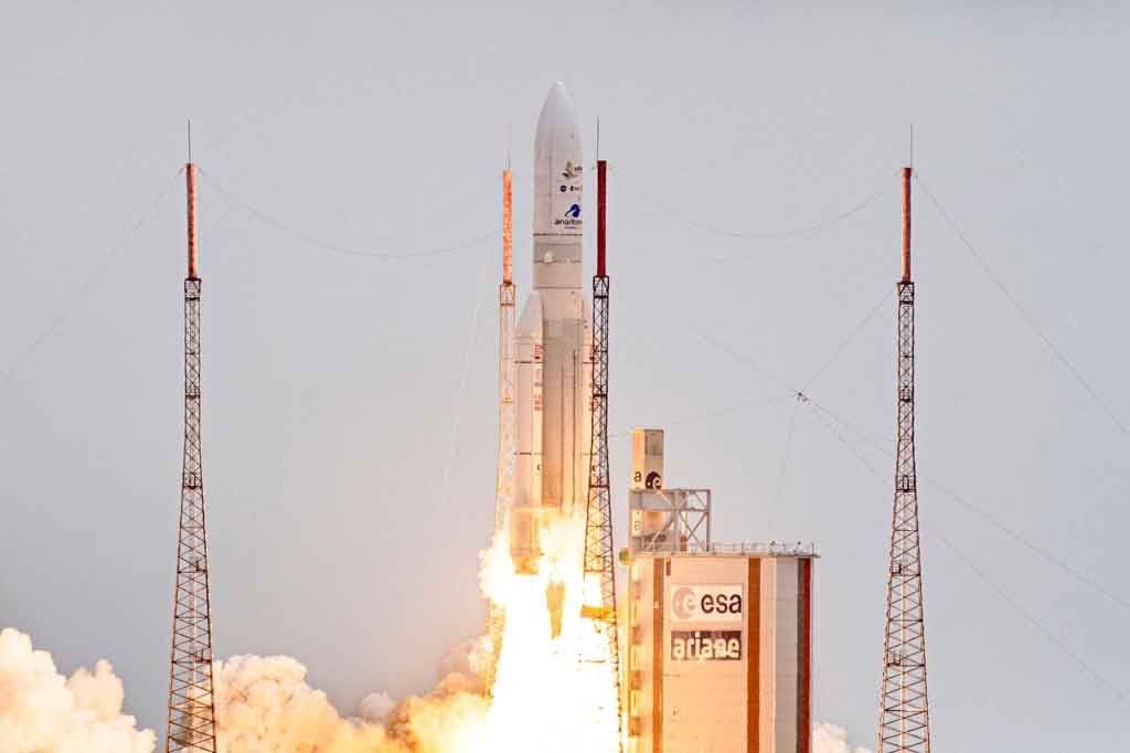 Teleskop ruang angkasa tercanggih buatan NASA meluncur ke orbit, menuju ke pos terdepan 1,5 juta kilometer (930.000 mil) dari Bumi, Sabtu, 25 Desember 2021. Peluncuran ini dilakukan setelah beberapa penundaan yang disebabkan oleh masalah teknis.