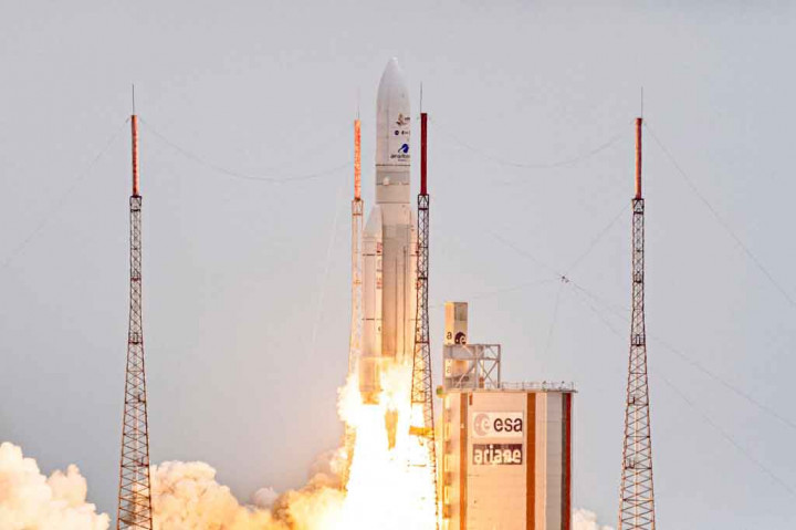 Teleskop ruang angkasa tercanggih buatan NASA meluncur ke orbit, menuju ke pos terdepan 1,5 juta kilometer (930.000 mil) dari Bumi, Sabtu, 25 Desember 2021. Peluncuran ini dilakukan setelah beberapa penundaan yang disebabkan oleh masalah teknis.