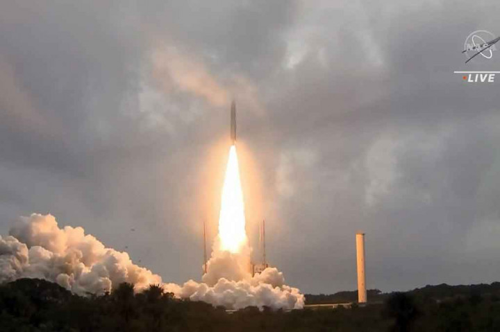 Teleskop Luar Angkasa James Webb, sekitar tiga dekade dan menghabiskan dana miliaran dolar dalam pembuatan, meninggalkan Bumi dengan roket Ariane 5 dari Pusat Luar Angkasa Kourou di Guyana Prancis pada pukul 12.20 GMT. Diperkirakan akan memakan waktu satu bulan untuk mencapai tujuan terpencilnya. 