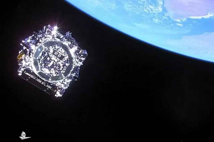 Teleskop ini tidak ada bandingannya dalam ukuran dan kerumitan. Cerminnya berdiameter 6,5 meter (21 kaki) -- tiga kali ukuran cermin Hubble -- dan terbuat dari 18 bagian heksagonal. Teleskop itu sangat besar sehingga harus dilipat agar muat ke dalam roket.