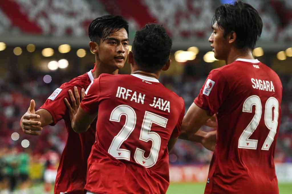 Laga Tim Merah Putih melawan Singapura harus dilanjutkan lewat perpanjangan waktu setelah di waktu normal pertandingan kedua kesebelasan berakhir imbang 2-2. Di masa perpanjangan waktu Indonesia berhasil menambah dua gol. Gol pertama akibat gol bunuh diri Shawal Anuwar pada menit ke-91.