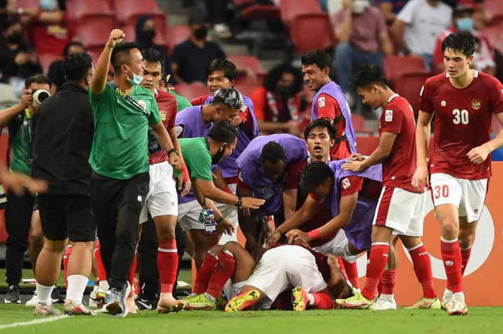 Indonesia akhirnya berhasil melaju ke final Piala AFF setelah mengalahkan Singapura dengan 4-2 lewat perpanjangan waktu, Sabtu, 25 Desember 2021. Singapura harus mengakiri laga dengan delapan pemain setelah tiga pemainnya mendapatkan kartu merah.