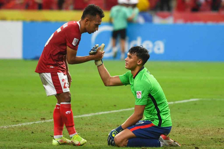 Di akhir perpanjangan waktu kedua, Singapura harus bermain dengan delapan orang setelah penjaga gawang Hassan Sunny diganjar kartu merah karena melakukan pelanggaran keras terhadap Irfan Jaya dalam situasi satu lawan satu. Penjaga gawang kemudian ditempati oleh Ikhsan Fandi. Namun tidak ada tambahan gol hingga pertandingan usai.