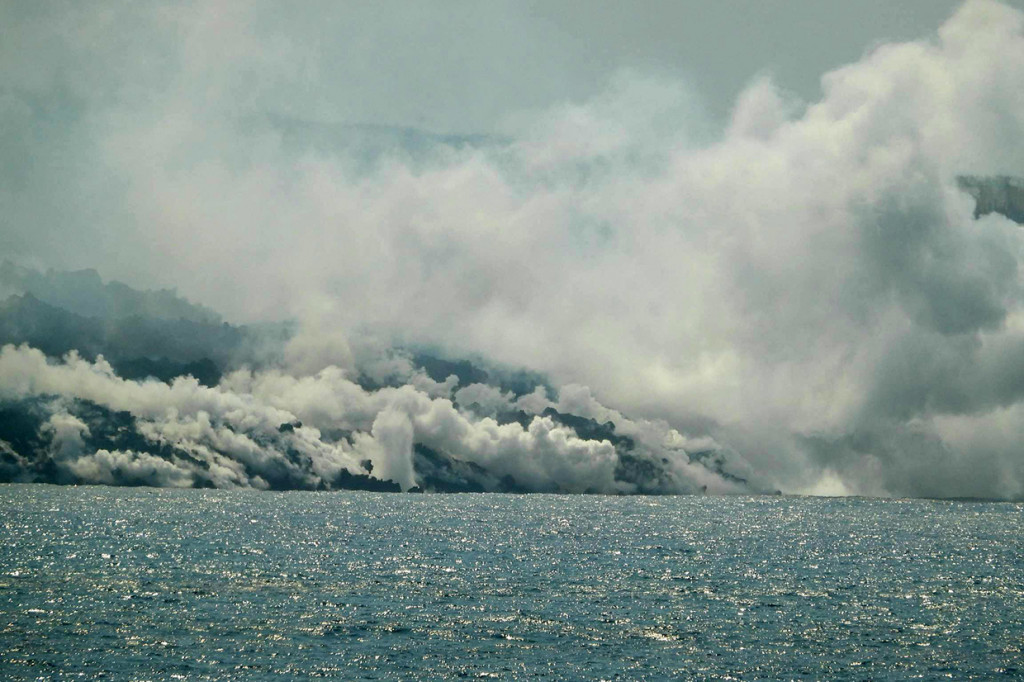 Dalam file foto ini diambil pada 30 September 2021 aliran lava yang dihasilkan oleh gunung berapi Cumbre Vieja jatuh ke Samudra Atlantik di pantai Los Girres di Tazacorte di pulau Canary La Palma.