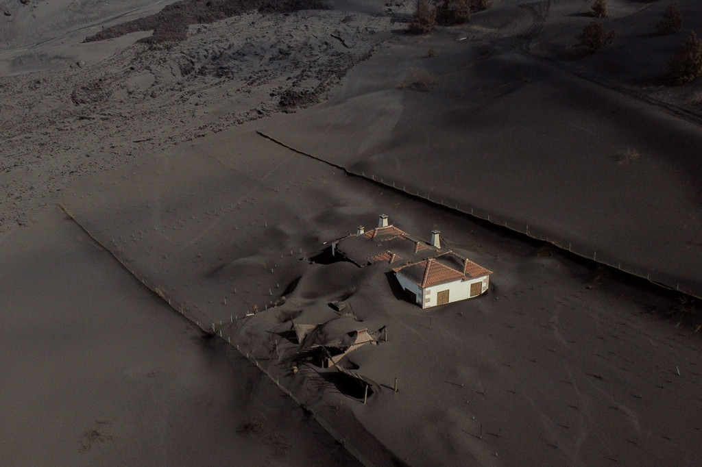 File foto ini diambil pada 14 Desember 2021 menunjukkan sebuah rumah yang tertutup lahar dan abu setelah letusan gunung berapi Cumbre Vieja, di Las Manchas, di Pulau Canary La Palma.