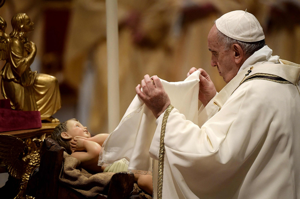 Paus Fransiskus memimpin ibadah misa malam Natal di Basilika Santo Petrus di Vatikan, Jumat, 24 Desember 2021, malam.