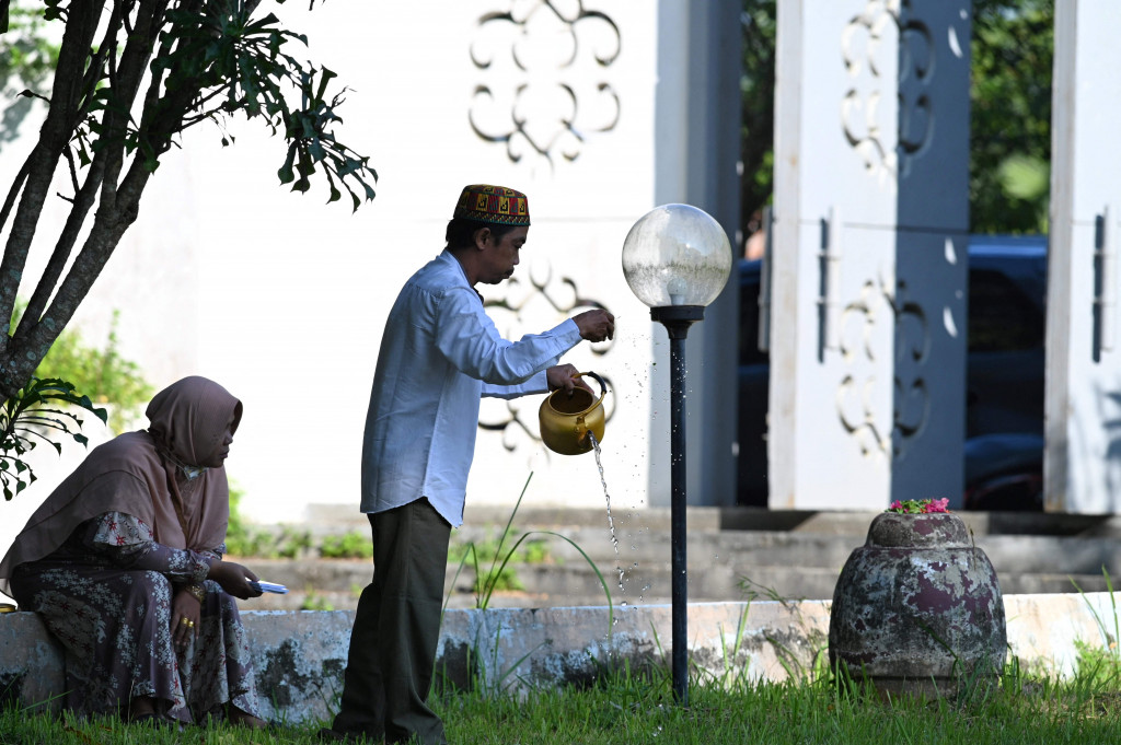 Dalam acara peringatan itu ada beberapa rangkaian acara, di antaranya doa bersama dan ziarah kubur para syuhada dan syahid dalam musibah tsunami. 