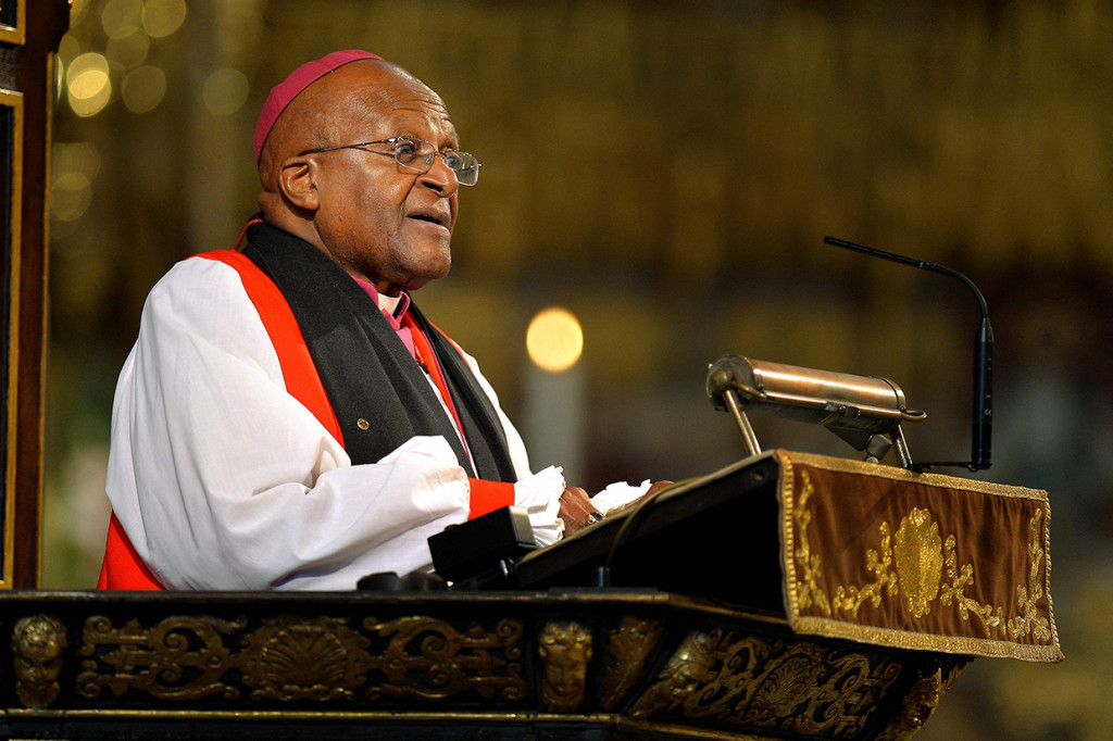 Desmond Tutu, tokoh anti-apartheid Afrika Selatan sekaligus penerima Nobel Perdamaian, meninggal dunia pada usia 90 tahun, Minggu, 26 Desember 2021. Hal tersebut diumumkan oleh Presiden Afrika Selatan Cyril Ramaphosa.