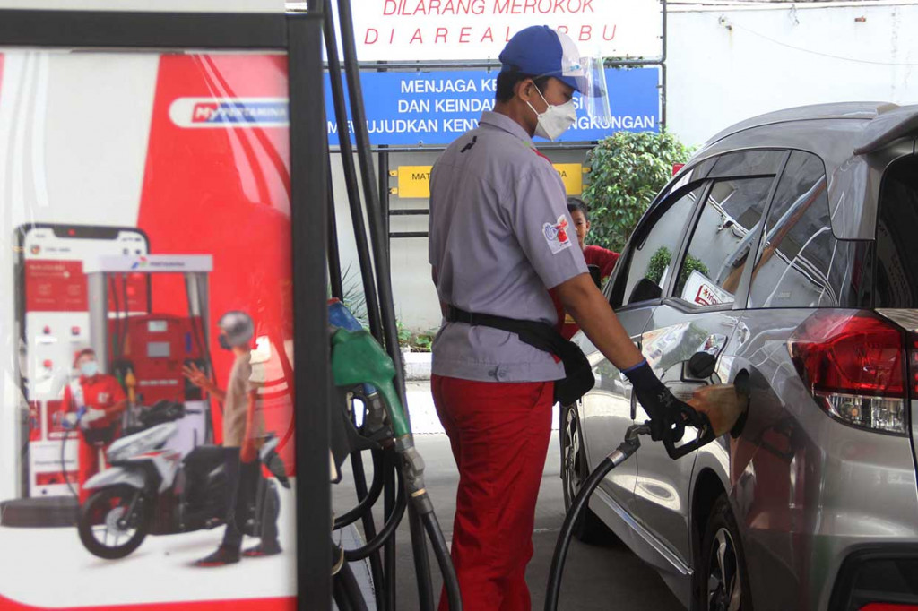 Petugas SPBU mengisi bahan bakar minyak Pertalite di SPBU, Menteng, Jakrta, Minggu, 26 Desember 2021. 