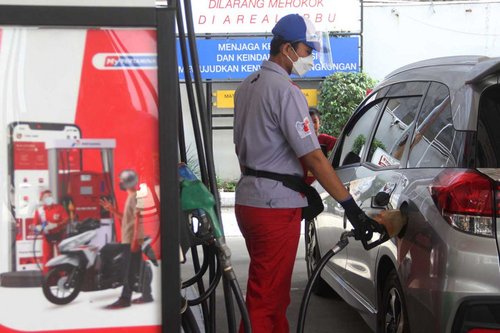 Petugas SPBU mengisi bahan bakar minyak Pertalite di SPBU, Menteng, Jakrta, Minggu, 26 Desember 2021. 
