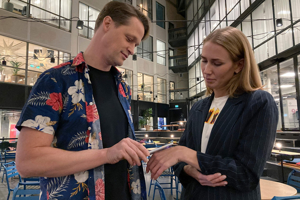 Kepala distribusi perusahan tersebut, Hannes Sjoblad menunjukkan cara kerja microchip tersebut. Hanya dengan melambaikan smartphone di atas lengannya, status vaksinasi Covid-19 dirinya langsung terbaca.