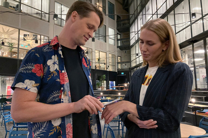 Kepala distribusi perusahan tersebut, Hannes Sjoblad menunjukkan cara kerja microchip tersebut. Hanya dengan melambaikan smartphone di atas lengannya, status vaksinasi Covid-19 dirinya langsung terbaca.