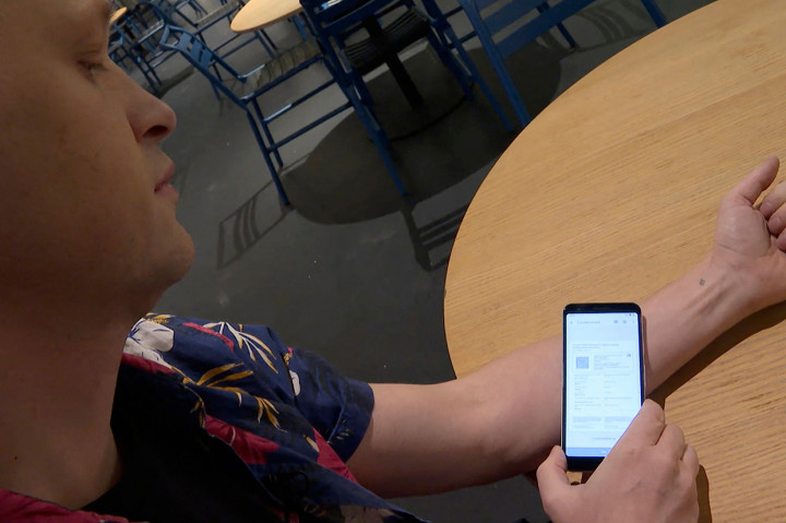 Implan tersebut nantinya dapat dibaca oleh perangkat apa pun menggunakan protokol komunikasi jarak dekat (NFC), teknologi yang sama digunakan dalam pembayaran tanpa kontak dan sistem entri tanpa kunci.