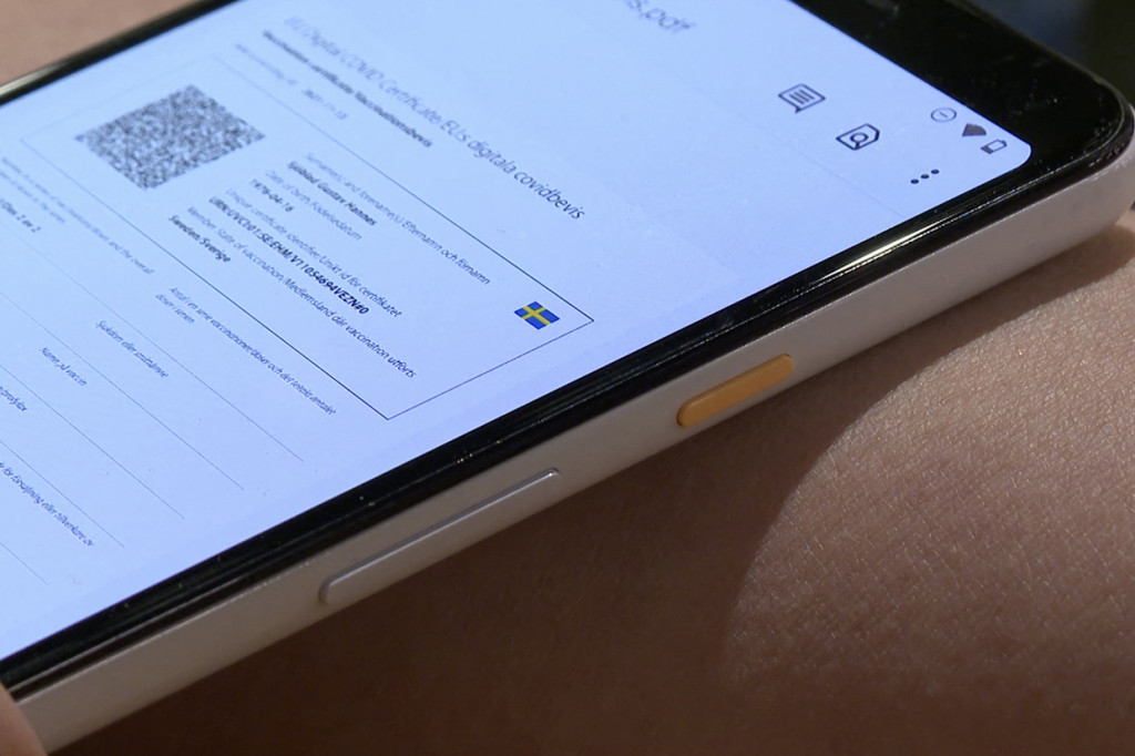 Perusahaan Swedia DSruptive Subdermals telah membuat microchip yang dapat dimasukkan di bawah kulit sehingga pengguna dapat membawa paspor Covid-19 mereka di lengan mereka.