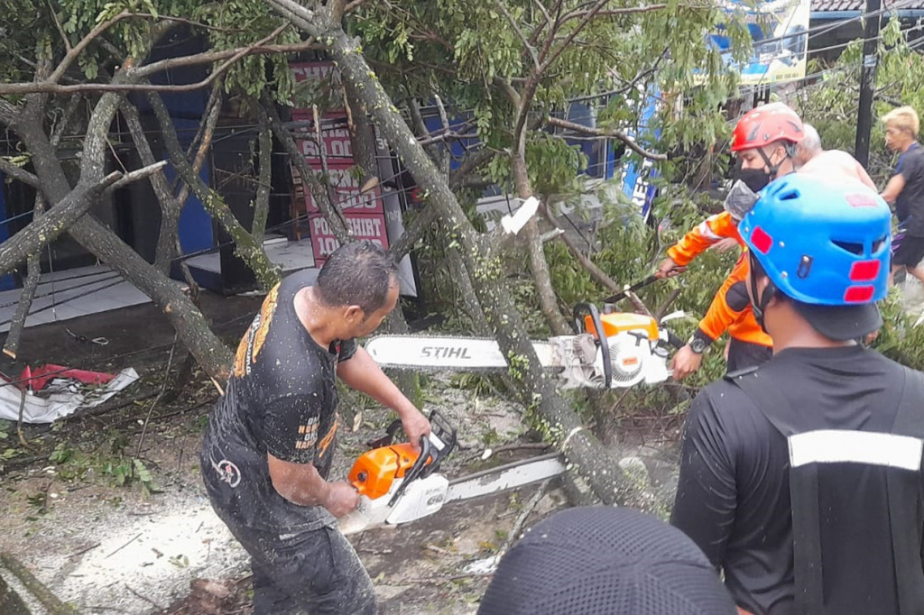 Hujan deras yang disertai petir dan angin kencang yang terjadi menyebabkan sebuah tiang listrik roboh ke jalan hingga arus kendaraan dari arah Kota Tasikmalaya menuju Garut tersendat macet sejauh 5 kilometer.